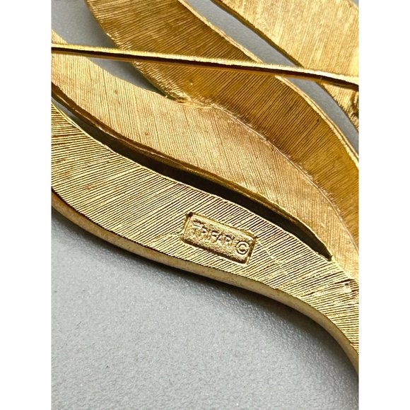 Signed TRIFARI Brushed Textured Gold Tone Leaf Brooch Swirled Simple Sleek Style - Picture 5 of 6